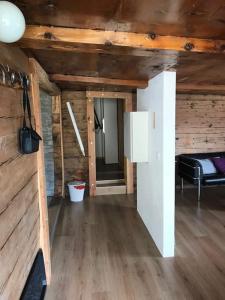 Zimmer mit einem weißen Kühlschrank in einer Hütte in der Unterkunft Alphütte Riederalp Planier in der Aletsch Arena in Riederalp
