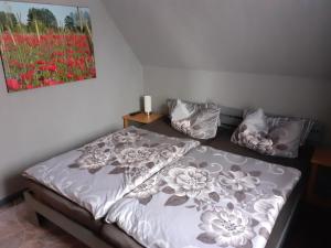 ein Schlafzimmer mit 2 Betten und einem Wandgemälde in der Unterkunft Seeblick Kemnitz in Werder