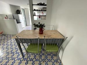 stół z wazonem w kuchni w obiekcie Puskin Suite w mieście Sines