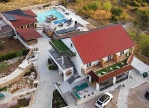 een luchtzicht op een huis met een zwembad bij B&B WELLNESS MAMA MIA in Obrovac