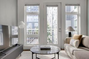 una sala de estar con un sofá y una mesa en Somerville 1BR w wd nr Assembly T BOS-755, en Somerville