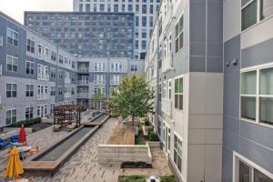 Una vista de una calle en una ciudad con edificios. en Somerville 1BR w wd nr Assembly T BOS-755, en Somerville