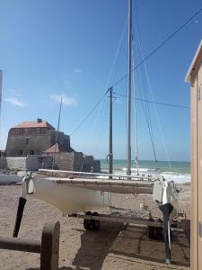 een zeilboot op een trailer op het strand bij Hôtel Des Argousiers in Ambleteuse