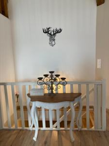 a table on the side of a balcony with a clock on the wall at Le nid 