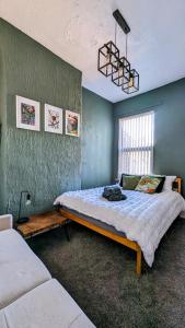 een slaapkamer met een groot bed in een kamer bij *Hot* Fantastic 3/4 Beds Town House in Anfield Stadium in Liverpool