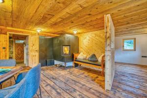 uma sala de estar em cabana de madeira com um sofá e uma mesa em Jup - a luxury boutique chalet em Warth