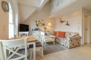 a living room with a table and a couch at Ostseeidyll in Zingst