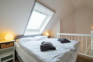 a bedroom with a bed with two towels on it at Ostseeidyll in Zingst