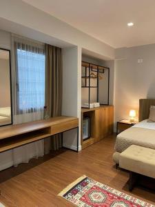 una camera con un letto e una grande finestra di 313 Villa City Center Hotel a Tirana
