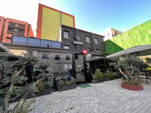 un edificio con un cortile con piante di fronte di 313 Villa City Center Hotel a Tirana