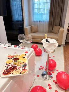 un tavolo con un piatto di bicchieri da cibo e vino di 313 Villa City Center Hotel a Tirana