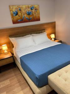 una camera da letto con un grande letto con due comodini di 313 Villa Boutique Hotel City Center a Tirana