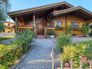 a wooden house with a pathway leading to it at Chalet di San Martino in San Martino in Colle