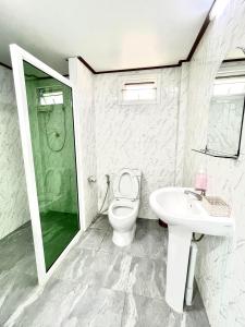 La salle de bains est pourvue de toilettes et d'un lavabo. dans l'établissement Chaisaeng in the park, à Ban Tha Ngam