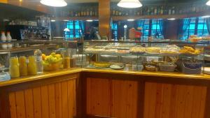 ein Buffet mit ausgestellten Speisen in einem Restaurant in der Unterkunft Hotel Aragüells in Benasque