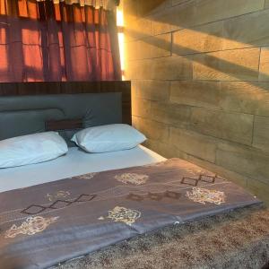 um quarto com uma cama e uma parede de madeira em Mission Pavilion em Lagos
