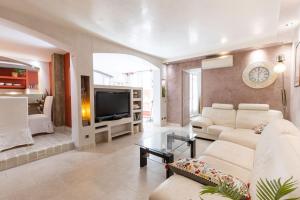 a living room with a couch and a tv at La petite Toscane de Marseille in Marseille