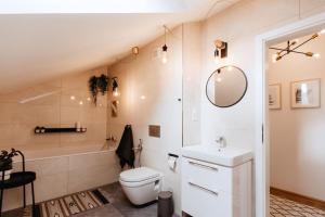 Ένα μπάνιο στο Loft apartment with balcony in centre +15 φωτογραφίες