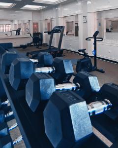 einen Fitnessraum mit mehreren Laufbändern und Maschinen in der Unterkunft Strawberry Park Resort in Cameron Highlands