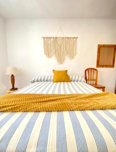 Dormitorio con cama con almohada amarilla en Apartamento en playa de Altafulla, en Altafulla