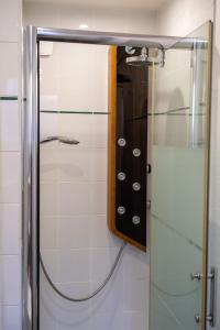 迪南的住宿－Appartement Saint-Sauveur，玻璃门淋浴和镜子