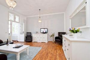 sala de estar con muebles blancos y mesa blanca en Villa Hartmann Drewitz, App 06, en Heringsdorf