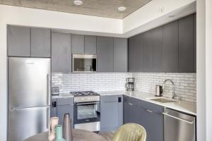 South Lake Union 1br w wd roof nr Lake Union SEA-497にあるキッチンまたは簡易キッチン