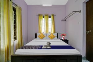 1 dormitorio con 1 cama con lavabo y ventana en SPOT ON Shalom Palace Residency, en Neriyamangalam