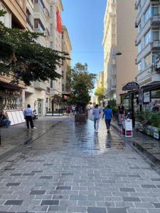 un grupo de personas caminando por una calle de la ciudad en Elmas en Estambul