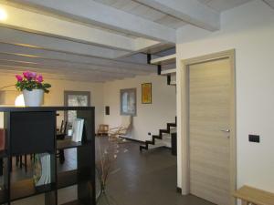een woonkamer met een houten deur en een trap bij Stone Cottage in Solèminis