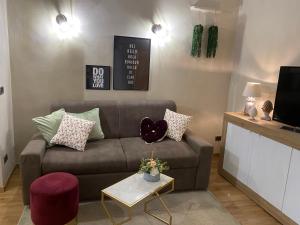 a living room with a couch and a table at Casa Gallina in Volterra
