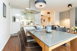 eine Küche und ein Esszimmer mit Tisch und Stühlen in der Unterkunft Villa Limora, App. 04 in Heringsdorf