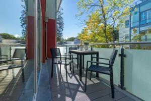 eine Terrasse mit Tisch und Stühlen auf einem Balkon in der Unterkunft Villa Limora, App. 04 in Heringsdorf