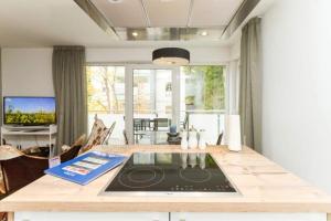 ein Esszimmer mit Tisch und ein Wohnzimmer in der Unterkunft Villa Limora, App. 04 in Heringsdorf + 15 Fotos