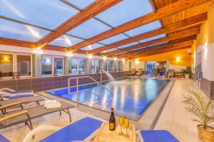 Bazén v ubytovaní Wellness & Restaurant U Fandy alebo v jeho blízkosti