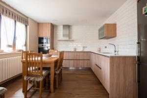 A kitchen or kitchenette at Apartamentos La Cortina