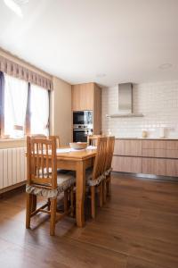 A kitchen or kitchenette at Apartamentos La Cortina