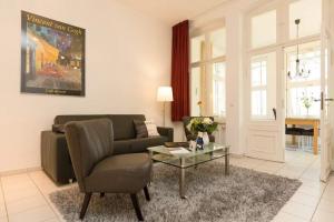 sala de estar con sofá y mesa de cristal en Villa Medici Heringsdorf App 07, en Bansin