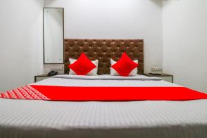 Een bed of bedden in een kamer bij Hotel SkyCity