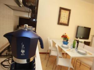 uma máquina de café sentada em cima de um balcão na cozinha em Charming sea front view apartment-Beahost Rentals em Rosolina Mare