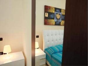um quarto com uma cama e um quadro na parede em Charming sea front view apartment-Beahost Rentals em Rosolina Mare