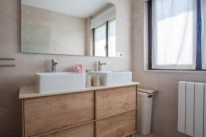 A bathroom at Apartamentos La Cortina