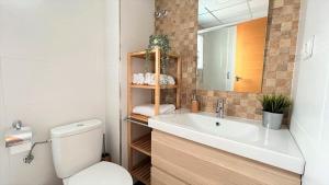 a bathroom with a sink and a toilet and a mirror at Palmar - 3 Habitaciones, cerca del Hospital Arrixaca in Murcia