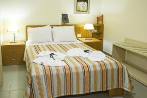 Una habitación de hotel con una cama con toallas. en Campagna Mare, en Kissamos