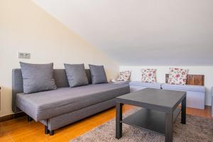 A seating area at Apartamentos La Cortina