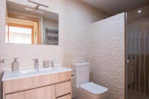 A bathroom at Apartamentos La Cortina