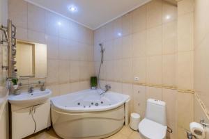 a bathroom with a tub and a sink and a toilet at 2к квартира на Шота Руставелі, Бессарабка in Kyiv +10 photos