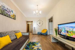 uma sala de estar com um sofá e uma televisão de ecrã plano em 2к квартира на Шота Руставелі, Бессарабка em Kiev