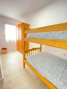 מיטה או מיטות קומותיים בחדר ב-Apartamento en playa de Altafulla