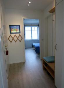 ゲーレンにあるVilla Granitz - Ferienwohnung Rechternのベッドルーム1室(ベッド1台、窓付)
